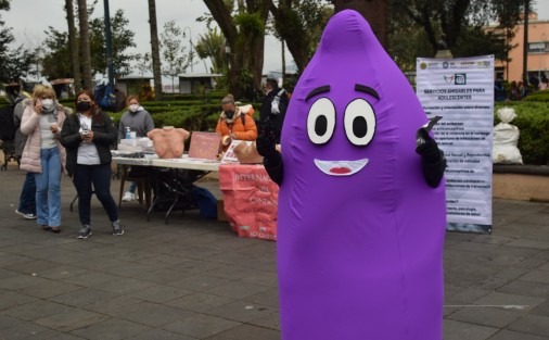 Desde el pasado 13 de febrero, día internacional del uso responsable del condón, la Subdirección obsequia preservativos, y platicas orientadas a la salud reproductiva de la ciudadanía, además talleres urbanos preventivos sobre enfermedades de transmisión sexual y cáncer de mama y cervico-uterino, en la explanada del parque Benito Juárez en Xalapa. 