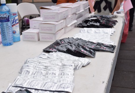 Desde el pasado 13 de febrero, día internacional del uso responsable del condón, la Subdirección obsequia preservativos, y platicas orientadas a la salud reproductiva de la ciudadanía, además talleres urbanos preventivos sobre enfermedades de transmisión sexual y cáncer de mama y cervico-uterino, en la explanada del parque Benito Juárez en Xalapa. 