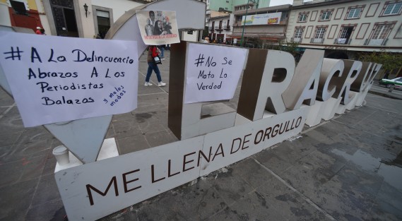 Un grupo de reporteras protestó frente a Palacio de Gobierno para exigir que cesen los crímenes de periodistas en el país. Se sumaron a la movilización nacional para reclamar justicia por los cinco comunicadores que han sido asesinados en lo que va de este año. 