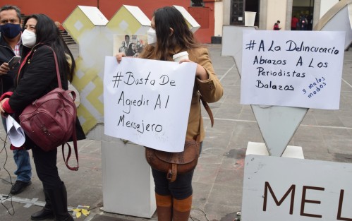 Un grupo de reporteras protestó frente a Palacio de Gobierno para exigir que cesen los crímenes de periodistas en el país. Se sumaron a la movilización nacional para reclamar justicia por los cinco comunicadores que han sido asesinados en lo que va de este año. 