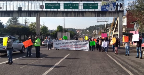 La mañana de este martes 15 de febrero, vecinos de la colonia 21 de Marzo se manifestaron y bloquearon de manera intermitente la carretera Xalapa-Banderilla.