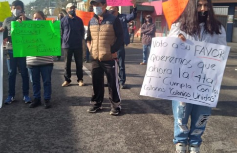 Señalaron a las autoridades municipales de mantener en el olvido a estos sectores poblacionales que durante años han padecido por falta de servicios públicos, principalmente por calles pavimentadas.
