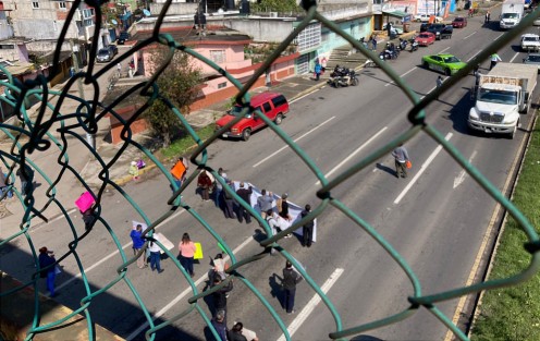 Vecinos de la colonia 21 de marzo se manifestaron y bloquearon de manera intermitente la carretera Xalapa-Banderilla. Fue la mañana de este martes 15 de febrero. Señalaron a las autoridades municipales de mantener en el olvido a estos sectores poblacionales que durante años han padecido por falta de servicios públicos, principalmente por calles pavimentadas.