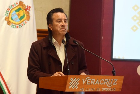 García Jiménez lanzó un llamado para que los encargados de la finanzas municipales  esperen las fechas de pagos y no caigan con falso gestores  ya que el gobierno sólo trata con los alcaldes.  