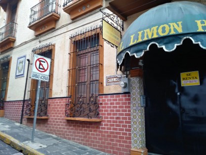 El Hotel Limón, que ocupaba una de las construcciones más antiguas de Xalapa, dejó de dar servicio tras 128 años de hacerlo; no resistió la crisis sanitaria por Covid-19 y ayer por  la tarde cerraron sus puertas definitivamente. 