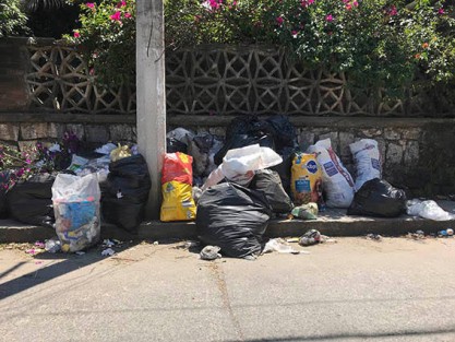 Vecinos de Coatepec y sus comunidades se quejan de la falta de recolección de basura. Por ejemplo en Zimpizahua el camión no va en una semana. La falta de un relleno sanitario y el mal estado de las unidades, agudizan el problema. 