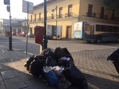 Vecinos de Coatepec y sus comunidades se quejan de la falta de recolección de basura. Por ejemplo en Zimpizahua el camión no va en una semana. La falta de un relleno sanitario y el mal estado de las unidades, agudizan el problema. 