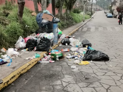 Aunado a las deficiencias en el servicio de recolección de desechos, algunos coatepecanos no son conscientes de que la situación empeora al desechar ellos su basura a las calles, conociendo que no será levantada pronto. 