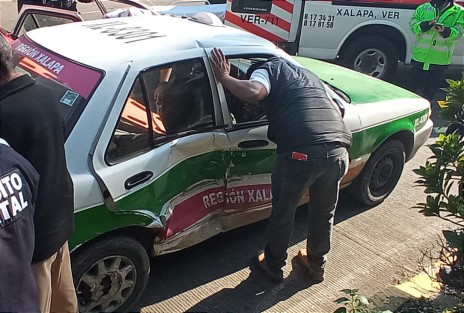 Una mujer quedó prensada dentro de un taxi luego de que un auto particular lo golpeara de costado,  justo frente a las oficinas de la Fiscalía en Ávila Camacho. Por fortuna fueron lesiones leves y fue trasladada al hospital para su valoración.