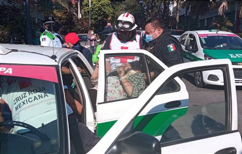 Una mujer quedó prensada dentro de un taxi luego de que un auto particular lo golpeara de costado,  justo frente a las oficinas de la Fiscalía en Ávila Camacho. Por fortuna fueron lesiones leves y fue trasladada al hospital para su valoración.