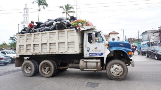 En Tlapacoyan, Ver., personal de limpia pública y personas que se dedican a la recolección de desechos reciclables, se encuentran expuestos al contagio del COVID-19, debido a que muchas personas hacen caso omiso a evitar mezclar la basura doméstica con desechos de contagiados por COVID.