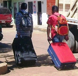 Ante la falta de fuentes de empleo, tlapacoyenses deciden seguir emigrando de su ciudad natal, para encontrar mejores condiciones de vida para sus familias, siguiendo el sueño de mejores ingresos en otros estados de la república.