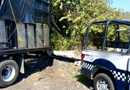  La SSP, en coordinación con la SEDENA y el INM, resguardaron a alrededor de 100 personas migrantes con estancia irregular en México, las cuales eran trasladadas en la caja de un camión tipo torton, el cual fue localizado abandonado cerca de la caseta de cobro ubicada en el municipio de Cuitláhuac.