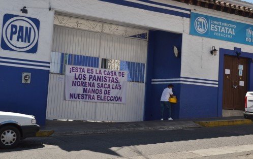 En el edificio del Comité Directivo Estatal del PAN colocaron mantas en las que exigen a MORENA <em>sacar las manos</em> de las elecciones internas. 