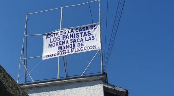 En el edificio del Comité Directivo Estatal del PAN colocaron mantas en las que exigen a MORENA <em>sacar las manos</em> de las elecciones internas. 