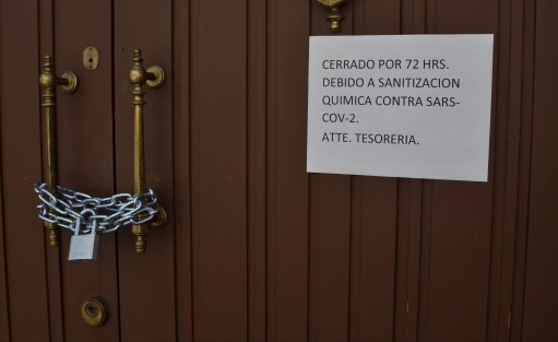 La puerta principal  del CDE del PAN se encuentra cerrada con candado por supuesta sanitización.