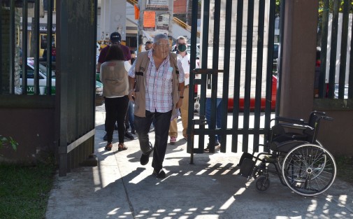El delegado federal Manuel Huerta supervisó la jornada de vacunación en el módulo de la Escuela Normal Veracruzana, donde la afluencia fue moderada.