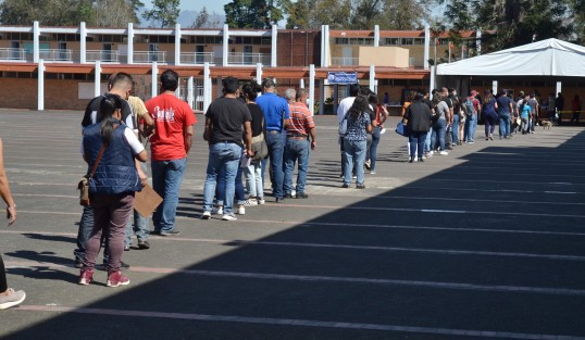 El delegado federal Manuel Huerta supervisó la jornada de vacunación en el módulo de la Escuela Normal Veracruzana, donde la afluencia fue moderada.