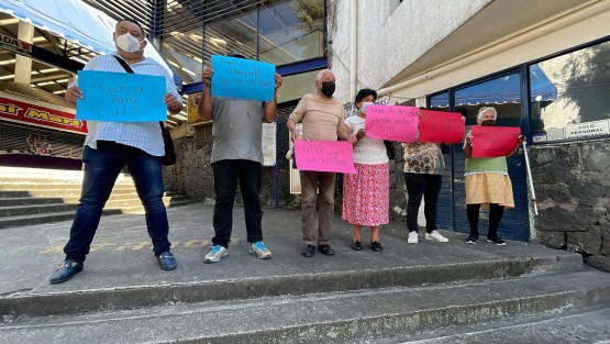 Un grupo de personas se manifestó en CAXA exigiendo indemnización para el joven Luis Antonio Viveros Lara, quien fuera arroyado por un autobús de la línea TRS, causándole  traumatismo craneoencefálico severo y algunas otras lesiones, por lo que quedó con diversos daños mentales.