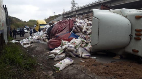 Un tractocamión con cargamento de alimento para ganado volcó la mañana de este sábado a la altura del distribuidor de la Central de Abasto y el fraccionamiento la Pradera. No se reportaron lesionados.