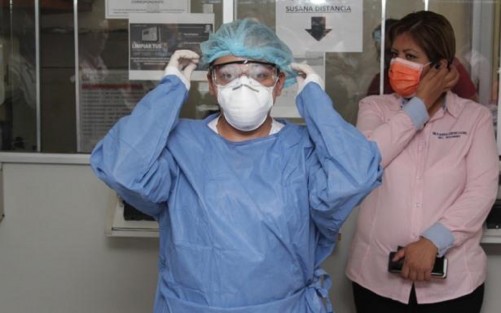 Personal del sector salud dio a conocer que afortunadamente durante la temporada invernal el uso del cubrebocas ha apoyado en gran medida a la reducción en el índice de las enfermedades respiratorias, las cuales descendieron en un 40%.
