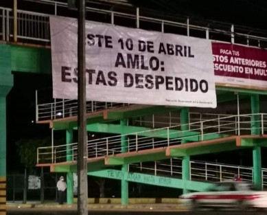 En varios puentes peatonales de la ciudad fueron colocadas varias lonas con mensajes  contra el presidente.