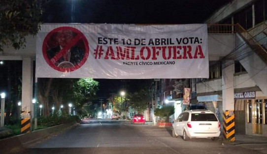 En varios puentes peatonales de la ciudad fueron colocadas varias lonas con mensajes  contra el presidente.