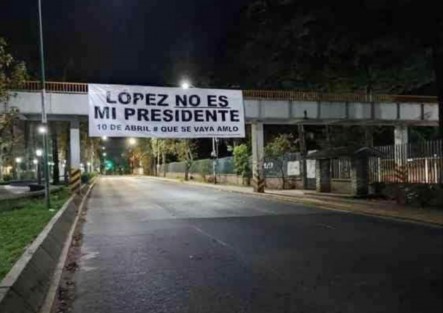 En varios puentes peatonales de la ciudad fueron colocadas varias lonas con mensajes  contra el presidente.