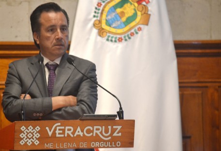 Respecto a las lonas colocadas en puentes peatonales en contra del Preidente de la República, el gobernador Cuitláhuac García comentó que la población tiene derecho a manifestarse y que por eso es importante votar en la consulta de revocación de mandato.