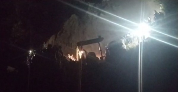 Con picos y palas, pobladores de la localidad de Ahueyahualco, municipio de Altotonga, Ver., buscan a dos menores de edad quienes presuntamente quedaron sepultados por un alud de arena.

