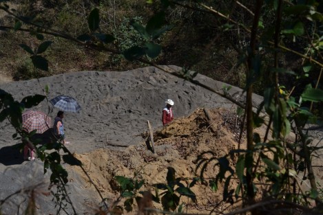 Pese a los esfuerzos de múltiples voluntarios nada se pudo hacer para rescatar a los niños, quienes se expusieron al peligro mientras pastoreaban una vaca y un becerro. 
