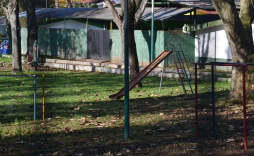 El parque que se encuentra en la Unidad Magisterial lleva cerrado casi dos años; al decir de los vecinos fueron las autoridades municipales  anteriores quienes lo cerraron y no han querido abrir a pesar que hay semáforo verde (en realidad Xalapa ha estado hasta hace unos días en semáforo rojo y recién esta semana pasó a amarillo).