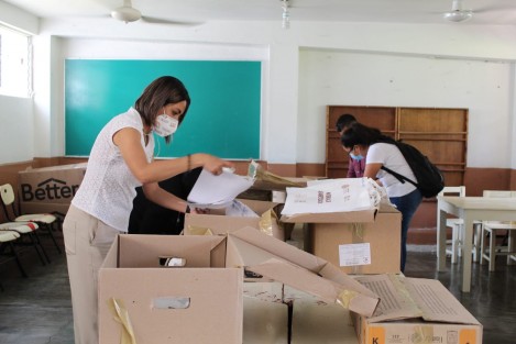  Como parte de la Política Estatal de Aprendizajes Fundamentales que desarrolla en colaboración con el Instituto Natura y la Oficina del Programa de Naciones Unidas para la Educación en México, la Secretaría de Educación (SEV) entregó material de alfabetización, bibliotecas y maletas con equipamiento tecnológico a 68 planteles de la región Los Tuxtlas.