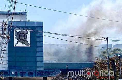 Un incendio se suscitó en el 6° piso del Hospital Regional de Veracruz, por lo que se evacuó a pacientes y personal. Bomberos acudieron a atender el incidente.
