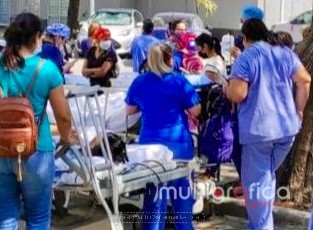 Un incendio se suscitó en el 6° piso del Hospital Regional de Veracruz, por lo que se evacuó a pacientes y personal. Bomberos acudieron a atender el incidente.