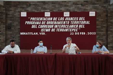 La Secretaría de Desarrollo Social (SEDESOL) presentó a los alcaldes de los 33 municipios veracruzanos comprendidos en el Corredor Interoceánico del Istmo de Tehuantepec (CIIT) los avances del Programa de Ordenamiento Territorial de dicha región, al tiempo que les invitó a participar en la consulta pública del proyecto, abierta del 9 de febrero al 7 de marzo de este año.