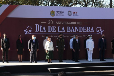 El gobernador Cuitláhuac García, acompañado de miembros de su Gabinete y de mandos militares, encabezó el evento conmemorativo por el Día de la Bandera, en el Parque Juárez. 