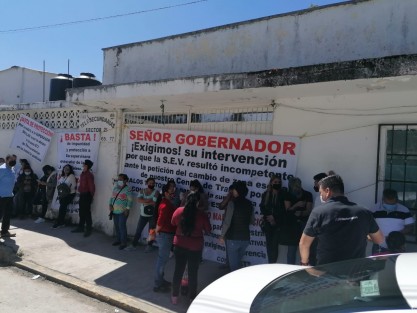 Profesores y padres de familia se manifestaron en las oficinas de la zona escolar 87-J de Telesecundarias para exigir que las instalaciones sean reubicadas a otro espacio.