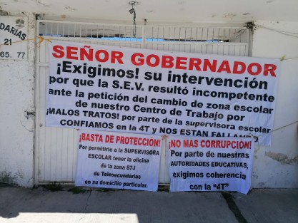 Profesores y padres de familia se manifestaron en las oficinas de la zona escolar 87-J de Telesecundarias para exigir que las instalaciones sean reubicadas a otro espacio.