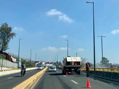 Conductores denunciaron que trabajadores del área de Parques y Jardines ocasionan un caos vial sobre el circuito Presidentes, en esta ciudad de Xalapa. 