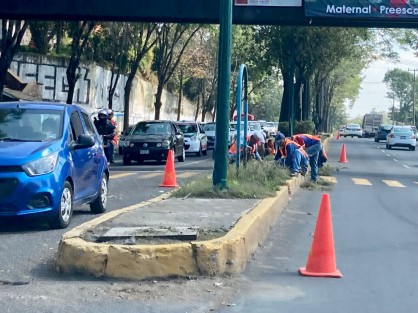 Conductores denunciaron que trabajadores del área de Parques y Jardines ocasionan un caos vial sobre el circuito Presidentes, en esta ciudad de Xalapa. 