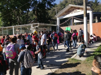 Padres de familia de la Escuela Primaria Federal Leona Vicario del barrio de San Juan del municipio de Jilotepec, tomaron las instalaciones, en protesta por la falta de maestro y pese a que en reiteradas ocasiones se ha requerido a las autoridades de la Secretaría de Educación de Veracruz (SEV),no han tenido respuesta positiva.