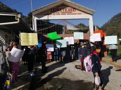  Padres de familia de la Escuela Primaria Federal Leona Vicario del barrio de San Juan del municipio de Jilotepec, tomaron las instalaciones, en protesta por la falta de maestro y pese a que en reiteradas ocasiones se ha requerido a las autoridades de la Secretaría de Educación de Veracruz (SEV),no han tenido respuesta positiva.