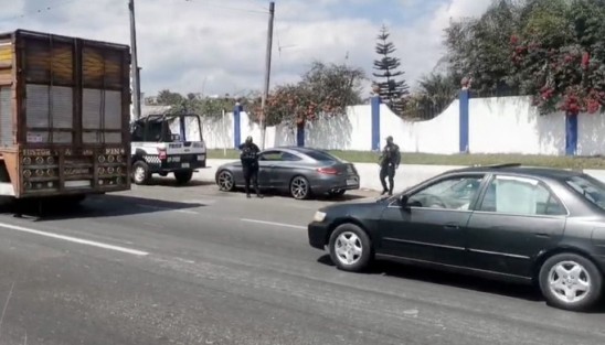 Elementos de la SSP lograron asegurar un vehículo de lujo marca Mercedes Benz, en el cual. según reportes, una mujer fue privada de su  libertad en el fraccionamiento Monte Novo al sur de Xalapa. La detención de los sospechosos se dio en carretera Federal Xalapa-Veracruz, a la altura de una gasolinera sobre el carril con dirección norte. 