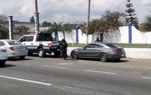 Elementos de la SSP lograron asegurar un vehículo de lujo marca Mercedes Benz, en el cual. según reportes, una mujer fue privada de su  libertad en el fraccionamiento Monte Novo al sur de Xalapa. La detención de los sospechosos se dio en carretera Federal Xalapa-Veracruz, a la altura de una gasolinera sobre el carril con dirección norte. 