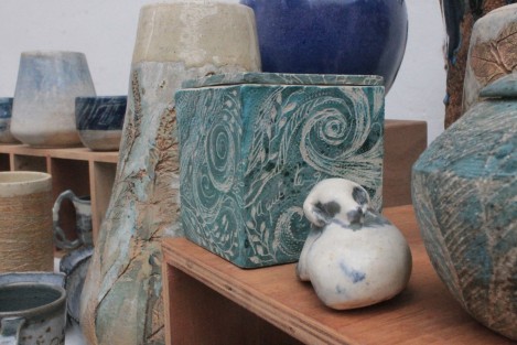 La expoventa cuenta con la participación de notables ceramistas quienes ofrecen diversas propuestas de arte cerámico utilitario, como vasijas, joyería, tazas, contenedores y vajillas, a precios justos y de gran calidad.

