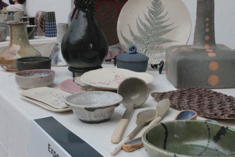 La expoventa cuenta con la participación de notables ceramistas quienes ofrecen diversas propuestas de arte cerámico utilitario, como vasijas, joyería, tazas, contenedores y vajillas, a precios justos y de gran calidad.

