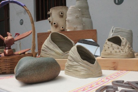 La expoventa cuenta con la participación de notables ceramistas quienes ofrecen diversas propuestas de arte cerámico utilitario, como vasijas, joyería, tazas, contenedores y vajillas, a precios justos y de gran calidad.

