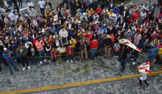 En Yecuatla, la pandemia aun presente no impidió a sus pobladores continuar con sus tradiciones, en la cual la comida tiene también un papel primordial, especialmente con sus tamales y chilatole.