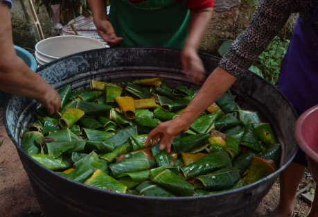 En Yecuatla, la pandemia aun presente no impidió a sus pobladores continuar con sus tradiciones, en la cual la comida tiene también un papel primordial, especialmente con sus tamales y chilatole.